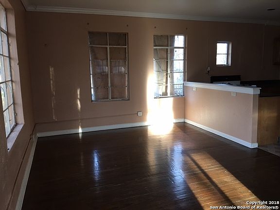 3rd image of 207 Clay St