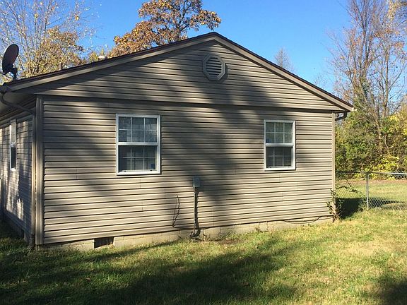 4th image of 822 Goodlow Ave