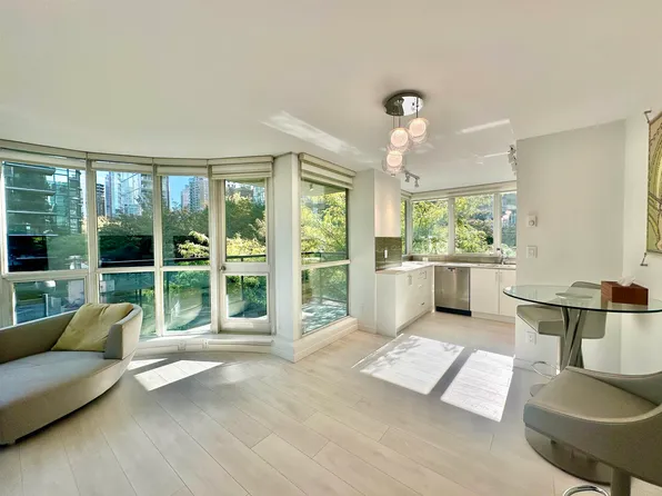 588 Broughton St #206, Vancouver, BC V6G 3E3