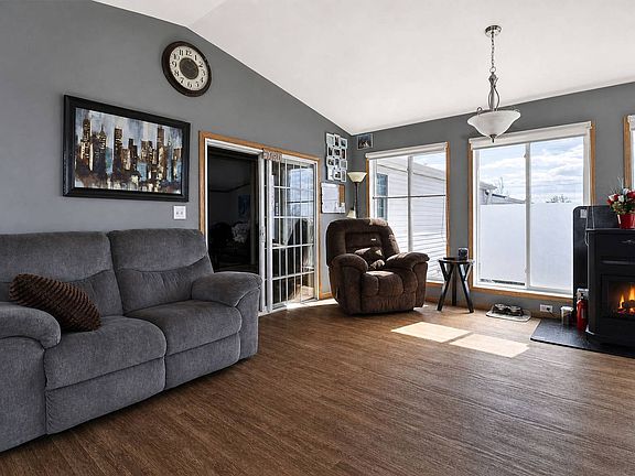 4th image of 704 Sunset Dr