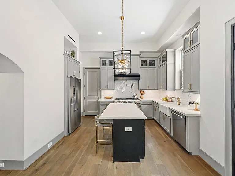 523 W 25th St — Photo 7