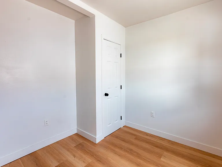 784 E Walton St #B — Photo 13