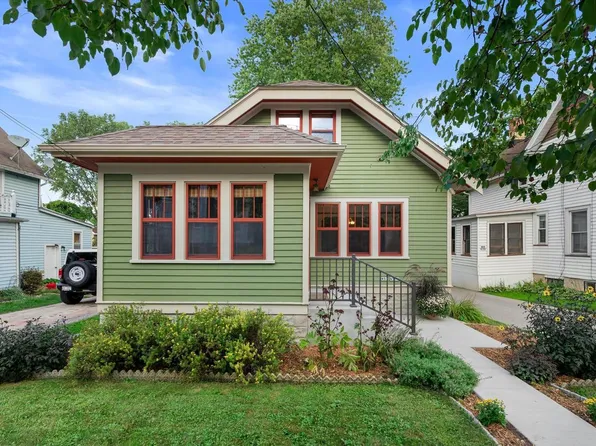 W57N512 Hilbert Ave, Cedarburg, WI 53012