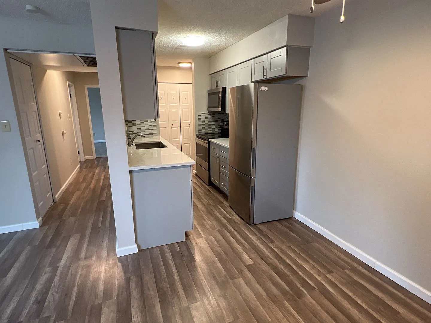 Updated 2 bedroom 1 bath Garden Level Apartment Near DTC — Photo 2