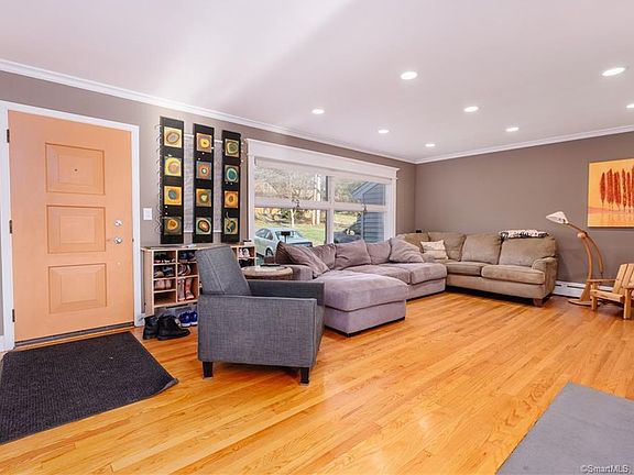 4th image of 25 Greenfield Dr