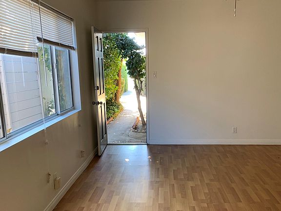 3rd image of 4970 1/2 S Centinela Ave