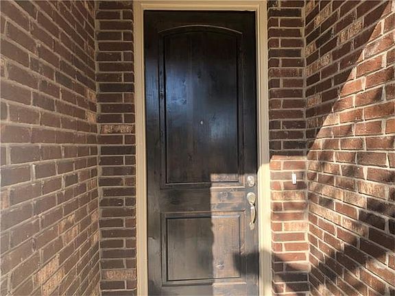 4th image of 829 Hillrose Dr