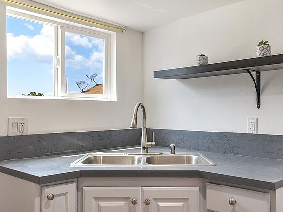 4th image of 151 S Carmelita Ave #1/2