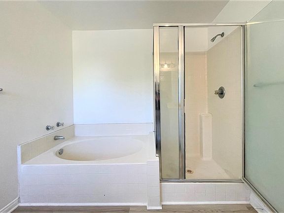 Master bedroom tub & shower