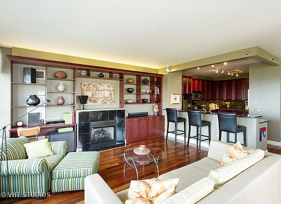4th image of 1600 S Prairie Ave #802