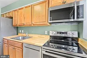 3 bed, 1.5 bath, 1182 sqft, $1,900 — Photo 3