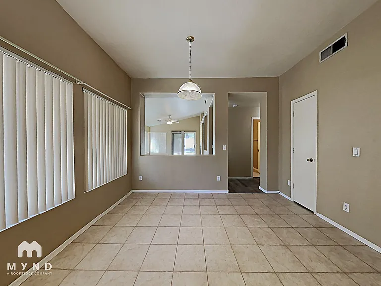 685 E Cantebria Dr — Photo 13