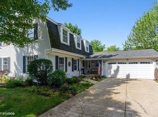 1115 W Cypress Dr, Arlington Heights, IL 60005