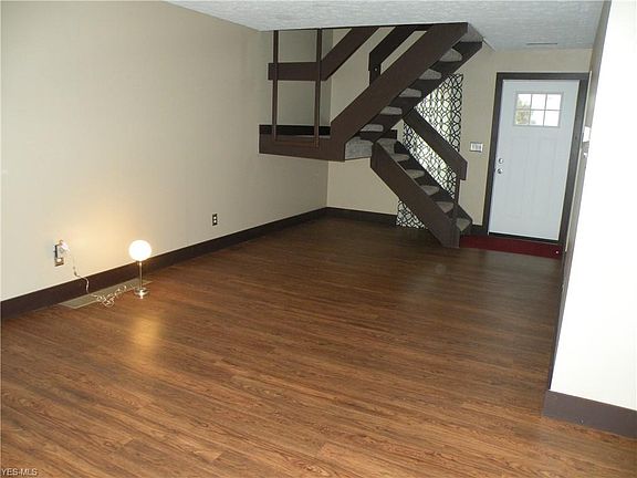 3rd image of 260 Deepwood Dr