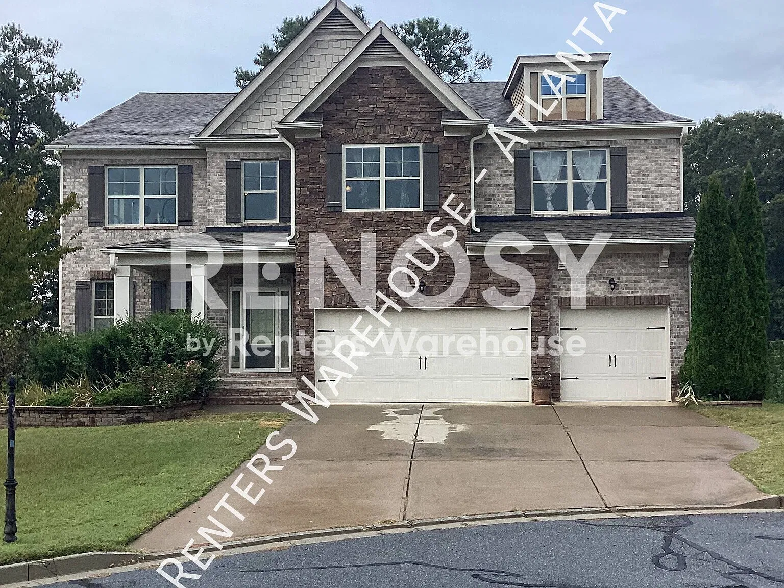 Spacious Three level home in desired school district — Photo 1