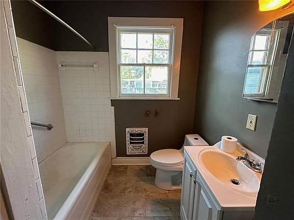 5th image of 4950 Venus St