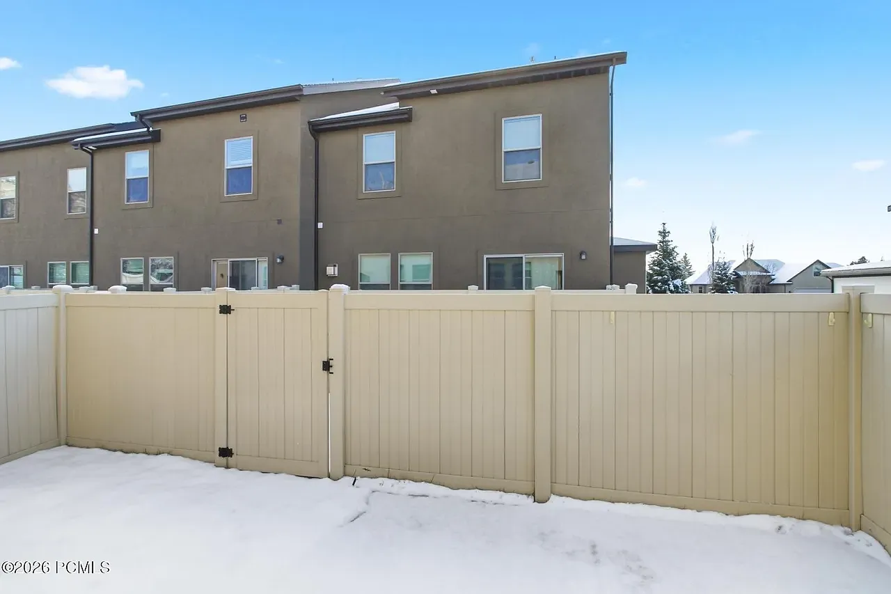 3 bed, 2.5 bath, 1700 sqft, $2,600 — Photo 2