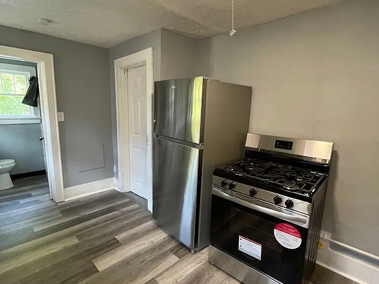 1300 Grant St — Photo 12