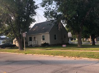 1220 Maple Dr, Mason City, IA 50401