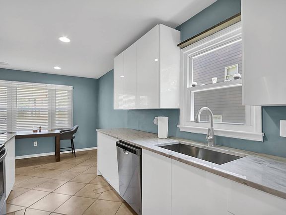 4th image of 2939 Governors Ct