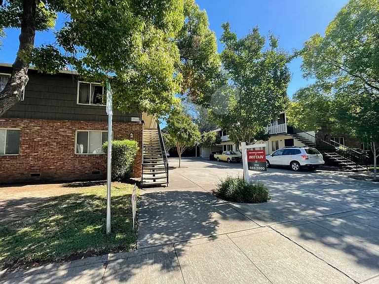 East Sacramento Charmer at 3349/3357 I Street — Photo 16