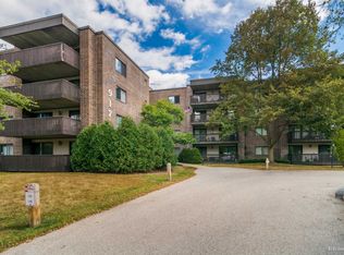 917 Vose Dr APT 102, Gurnee, IL 60031