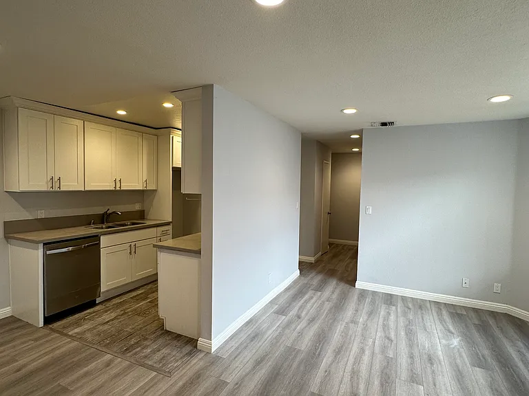 436 Palm Dr #5 — Photo 2
