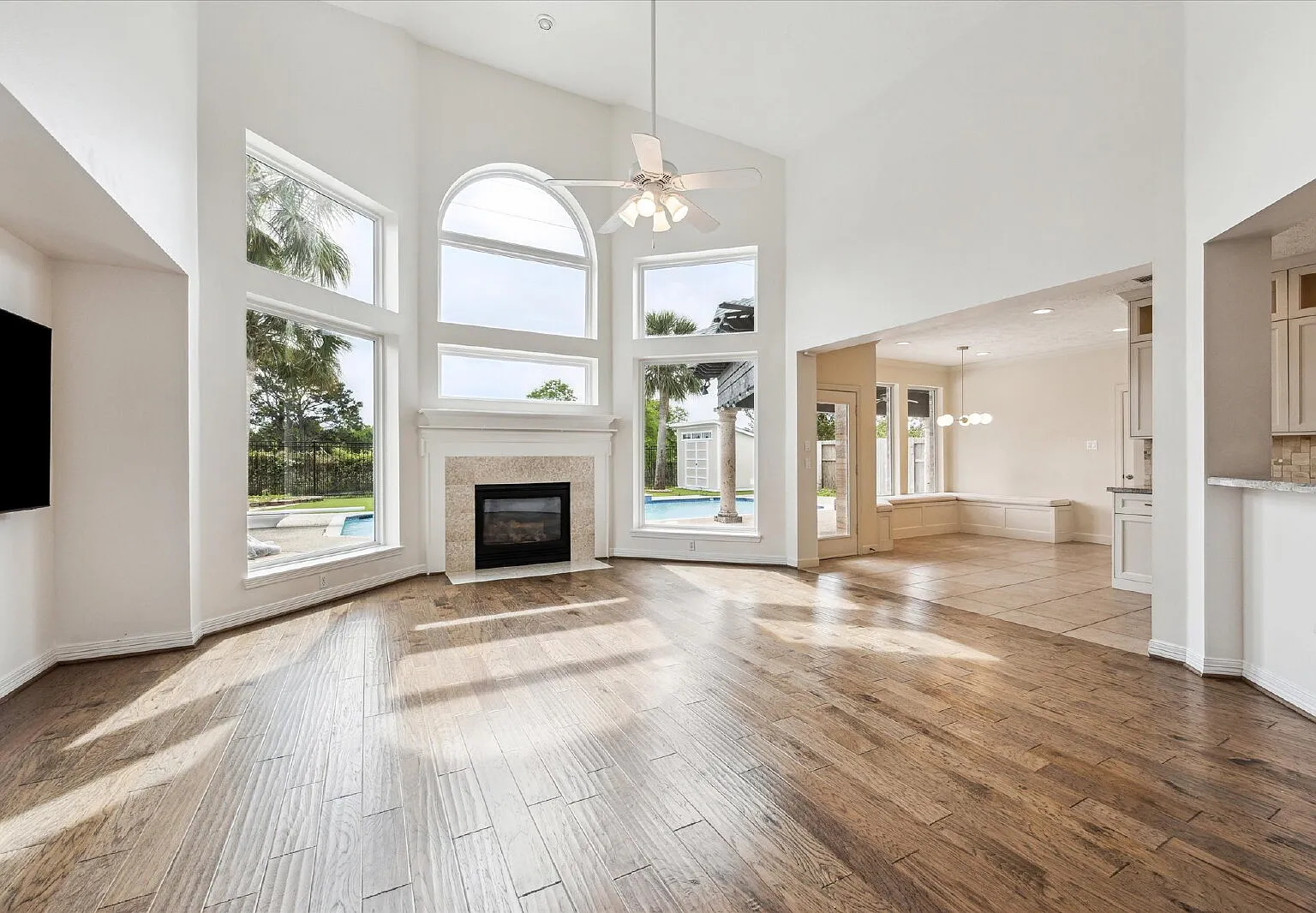 5 bed, 3.5 bath, 3875 sqft, $5,700 — Photo 2