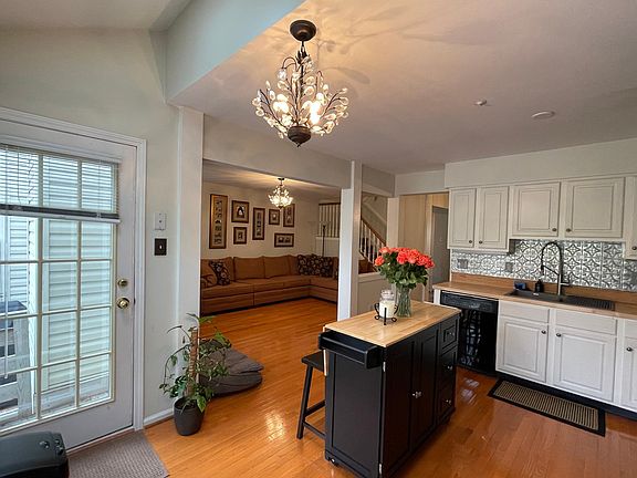 3rd image of 409 Greenwich Ct