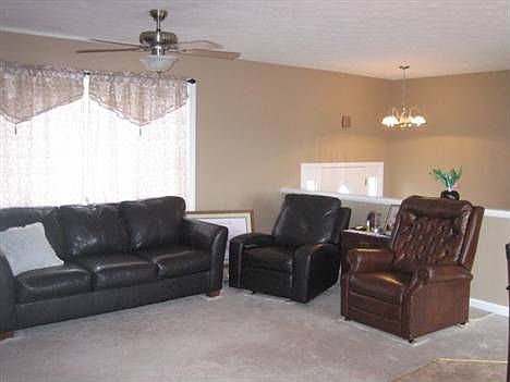 4th image of 220 Redwood Ln