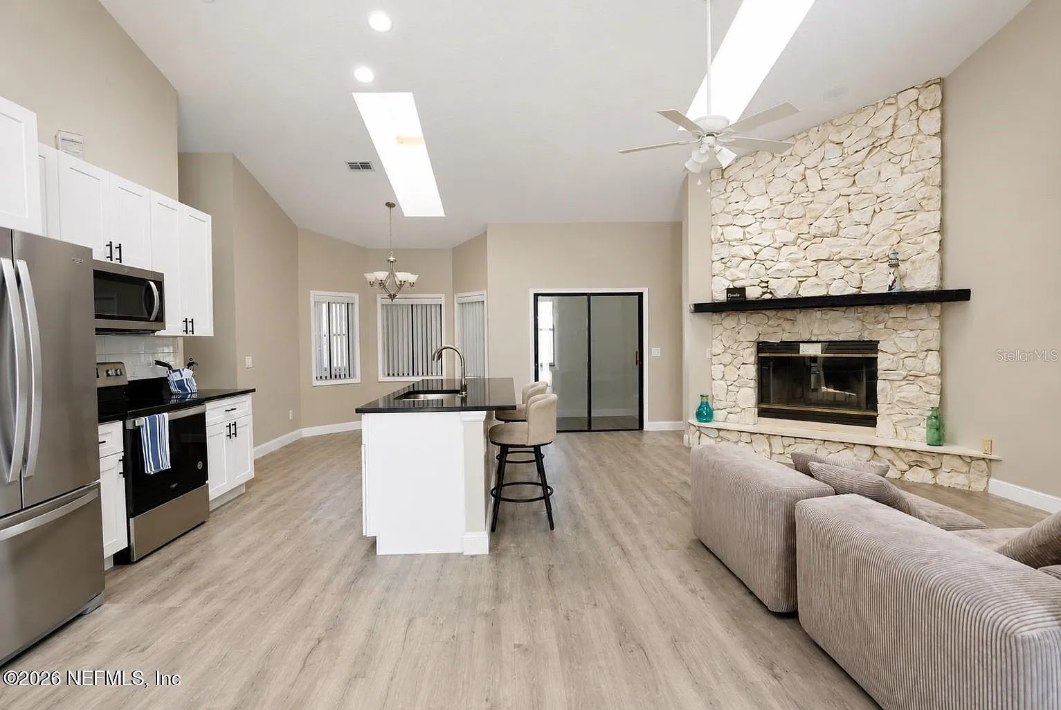 3 bed, 2.0 bath, 2196 sqft, $3,800 — Photo 3