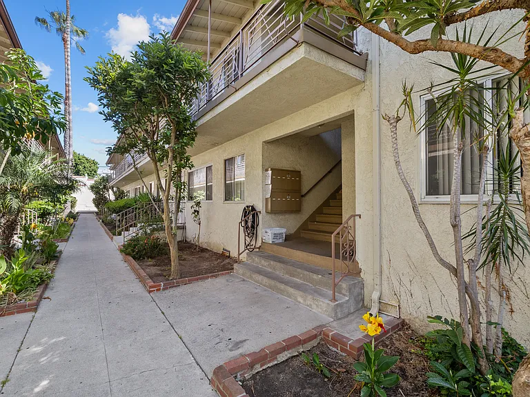 621-625 W. Hyde Park Blvd. — Photo 9