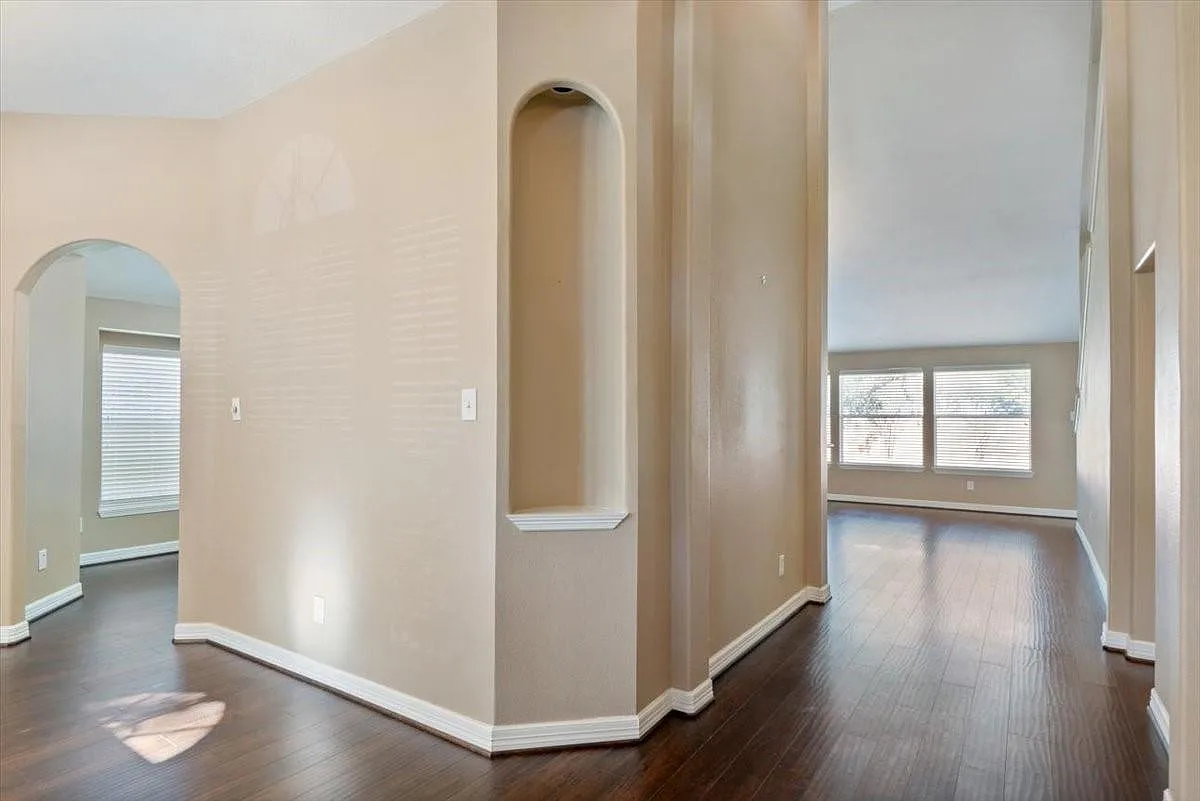 3 bed, 2.5 bath, 2294 sqft, $2,450 — Photo 2