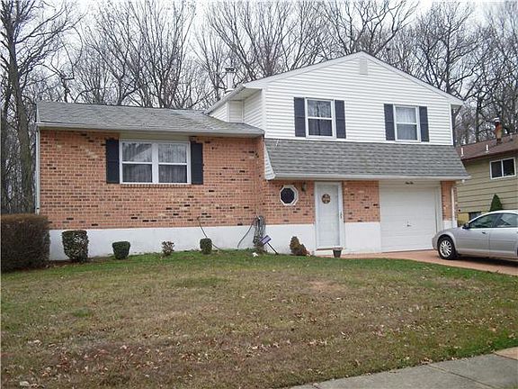 "Classic" Split Level with updated windows & roof