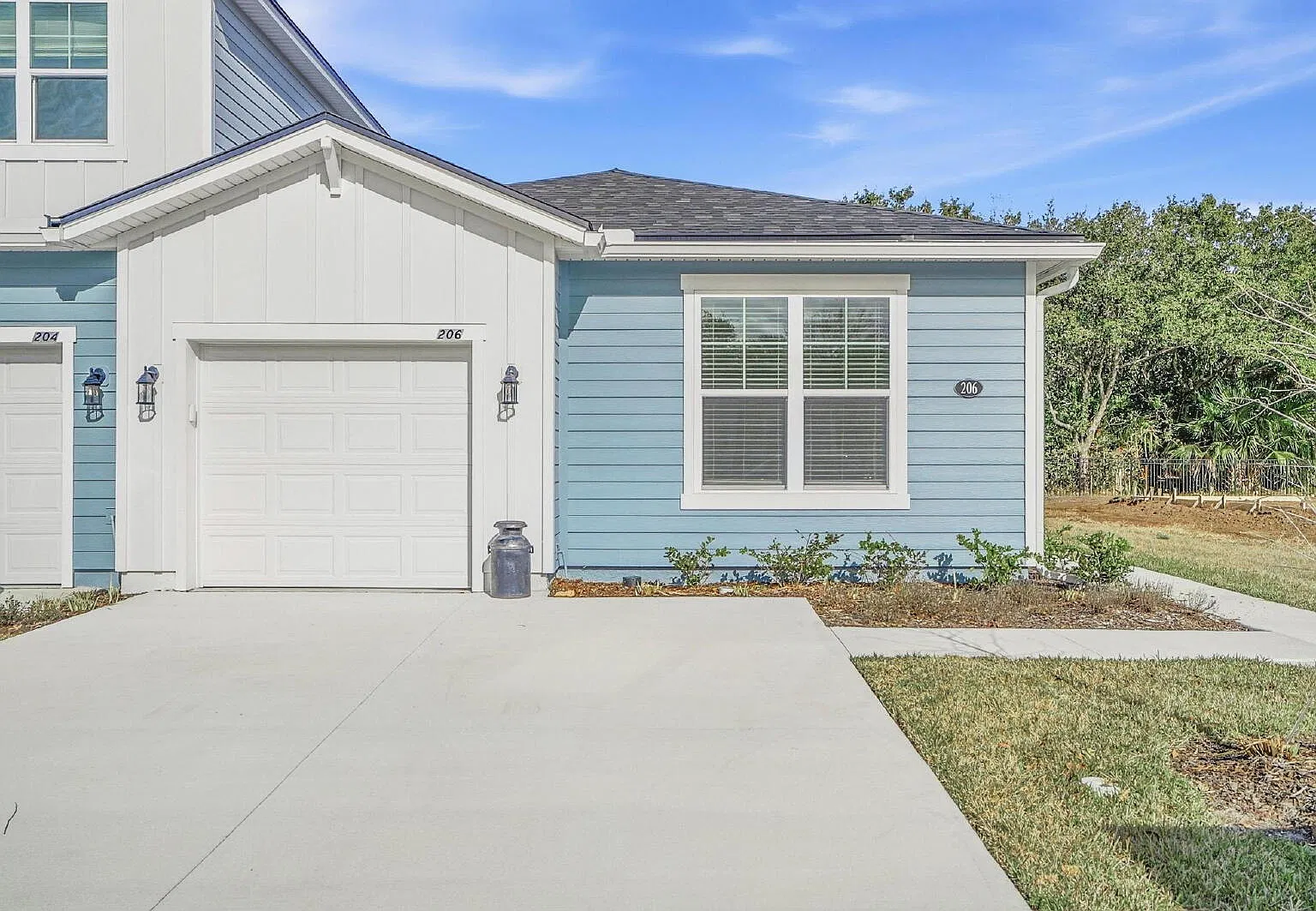 3 bed, 2.0 bath, 1181 sqft, $1,985 — Photo 1