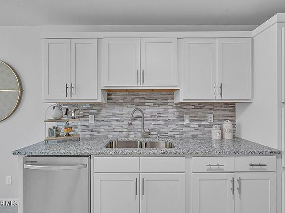 4th image of 936 Summer Lake St