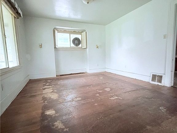 3rd image of 537 W Ravenwood Ave
