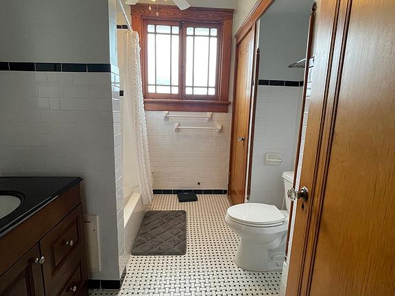 5th image of 918 Dauphine St #B