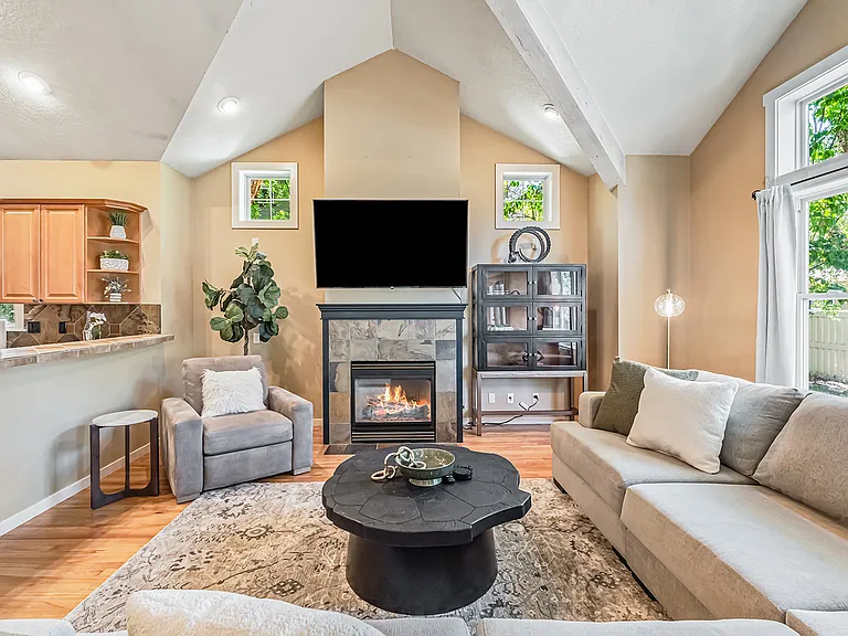 246 W Colchester Dr — Photo 25