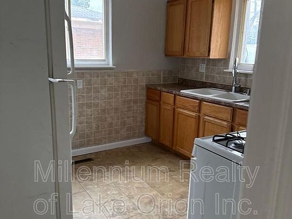 3rd image of 13001 Albany Ave