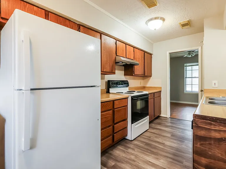 200 Montrose Cir — Photo 9