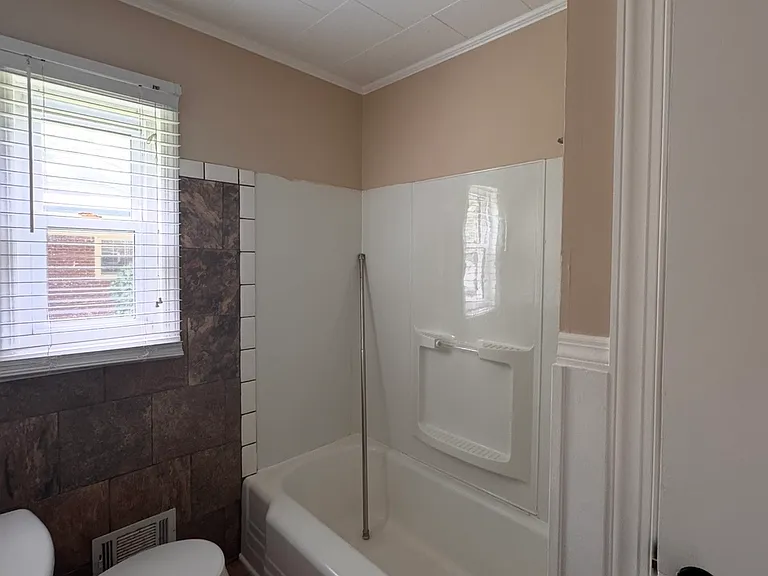 438 N Main St — Photo 4