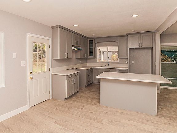 3rd image of 8936 Aberdeen Ln