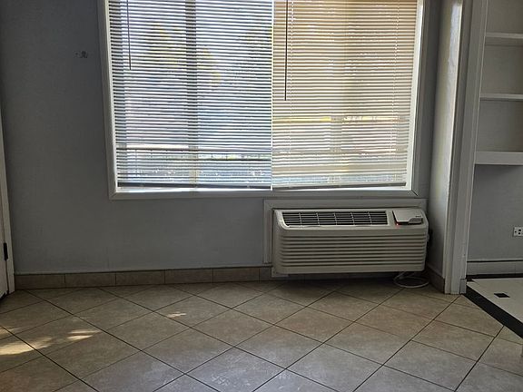 4th image of 1576 Chestnut St APT 1
