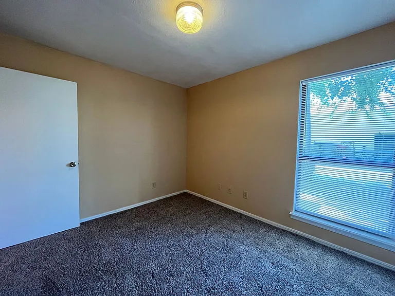 1402 W Lansing St — Photo 10