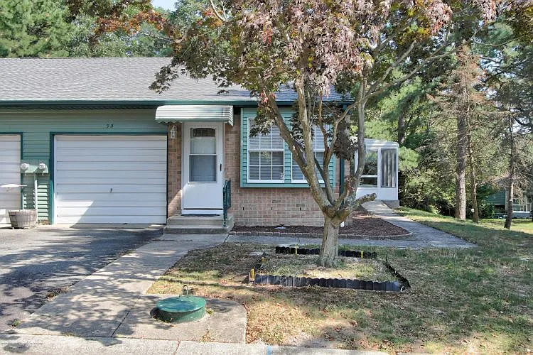 9 Pembroke Ln #B photo 1