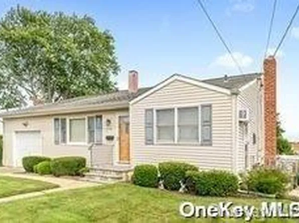 126 W Santa Barbara Road W, Lindenhurst, NY 11757