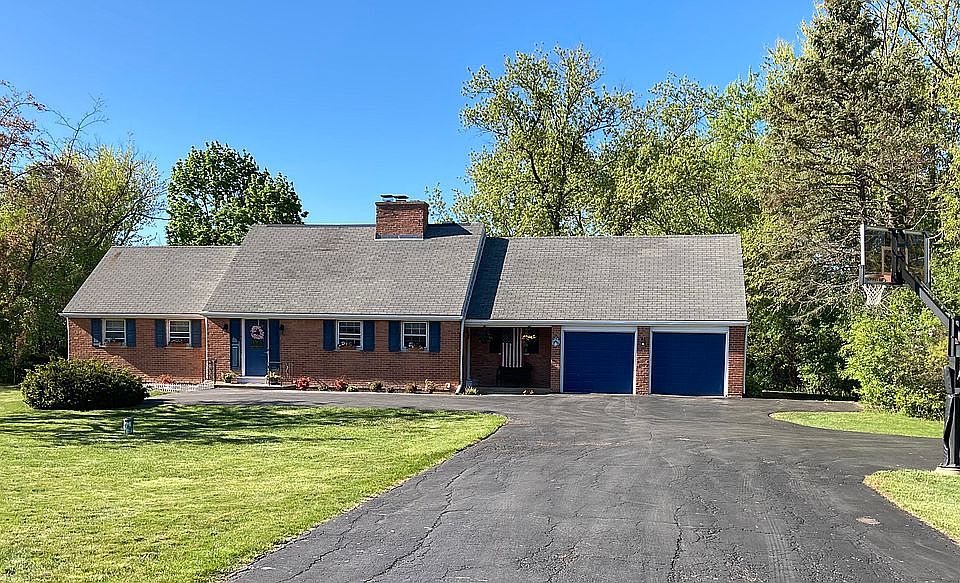 Charming Cape Cod on 1+ Acre