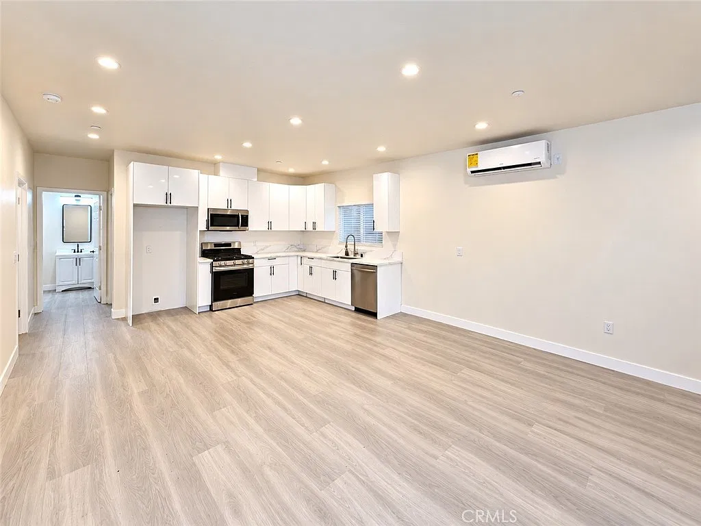 3 bed, 1300 sqft, $3,595 — Photo 2