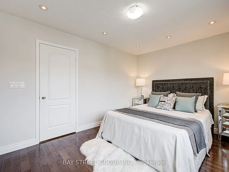 43 Tower Bridge Cres — Photo 16